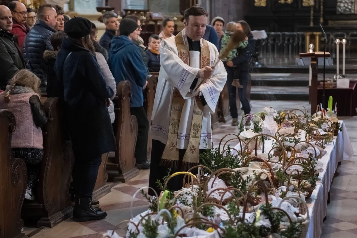 Święcenie pokarmów, wielkopiątkowy post, a może śmigus dyngus? Co jest najważniejszym symbolem świąt wielkanocnych? Wyniki sondażu grupy RMF FM mogą nieco zaskakiwać. Tak jak pewne stare polskie przysłowie dotyczące deszczowych świąt.