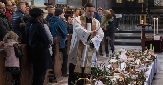 Święcenie pokarmów, wielkopiątkowy post, a może śmigus dyngus? Co jest najważniejszym symbolem świąt wielkanocnych? Wyniki sondażu grupy RMF FM mogą nieco zaskakiwać. Tak jak pewne stare polskie przysłowie dotyczące deszczowych świąt.