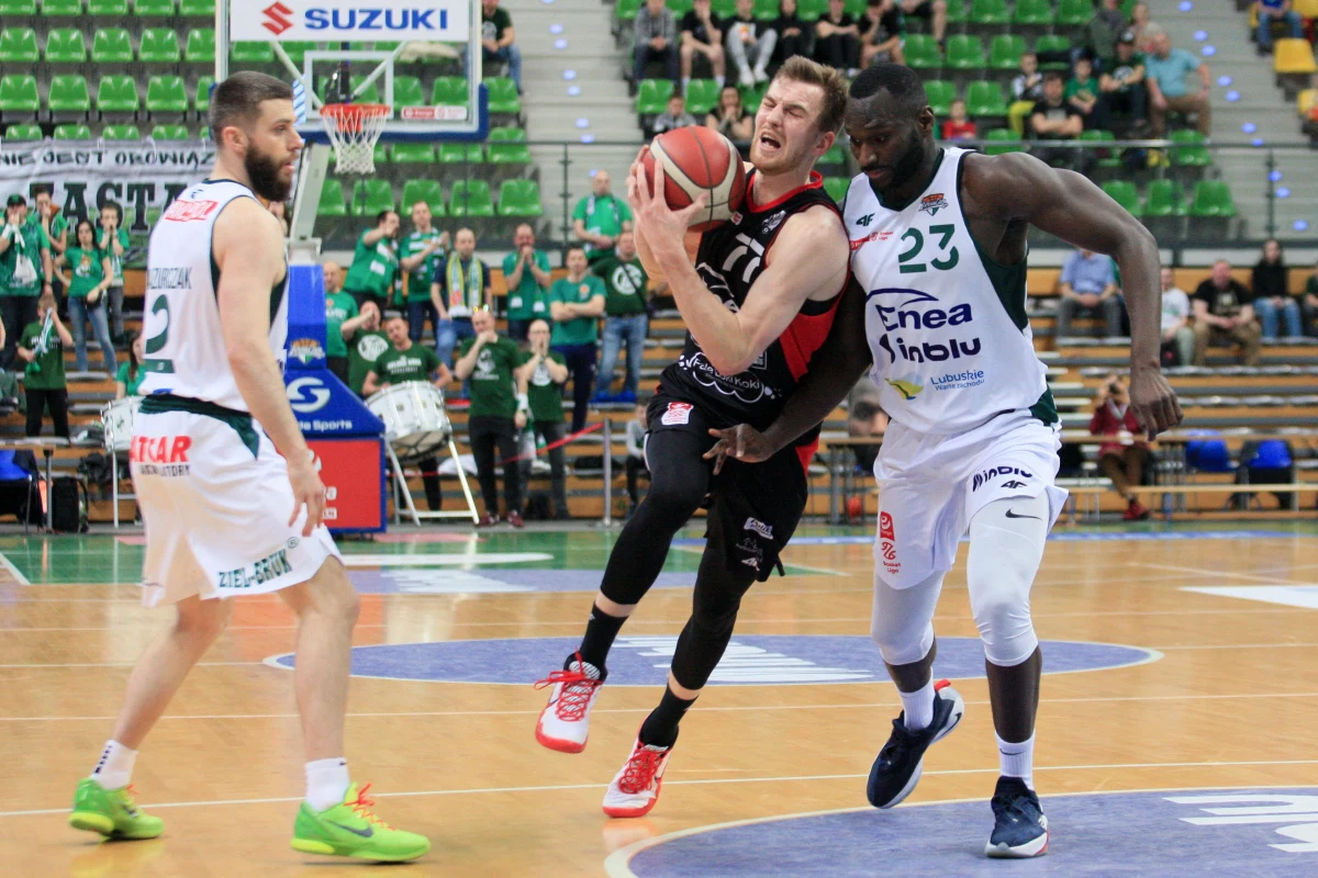 Grupa Sierleccy Czarni Słupsk, beniaminek rozgrywek, efektownym zwycięstwem w Stargardzie nad PGE Spójnią 104:81 przypieczętował pierwsze miejsce w tabeli (bilans 23-7) po sezonie zasadniczym w ekstraklasie koszykarzy. Z numerem dwa do play off przystąpi Anwil Włocławek.