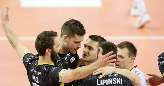 Sensacyjnym wynikiem zakończył się pierwszy ćwierćfinałowy mecz między Treflem Gdańsk a Jastrzębskim Węglem. Gdańszczanie, którzy w ostatniej kolejce fazy zasadniczej zapewnili sobie udział w play-offach, pokonali na wyjeździe mistrza Polski 3:2.