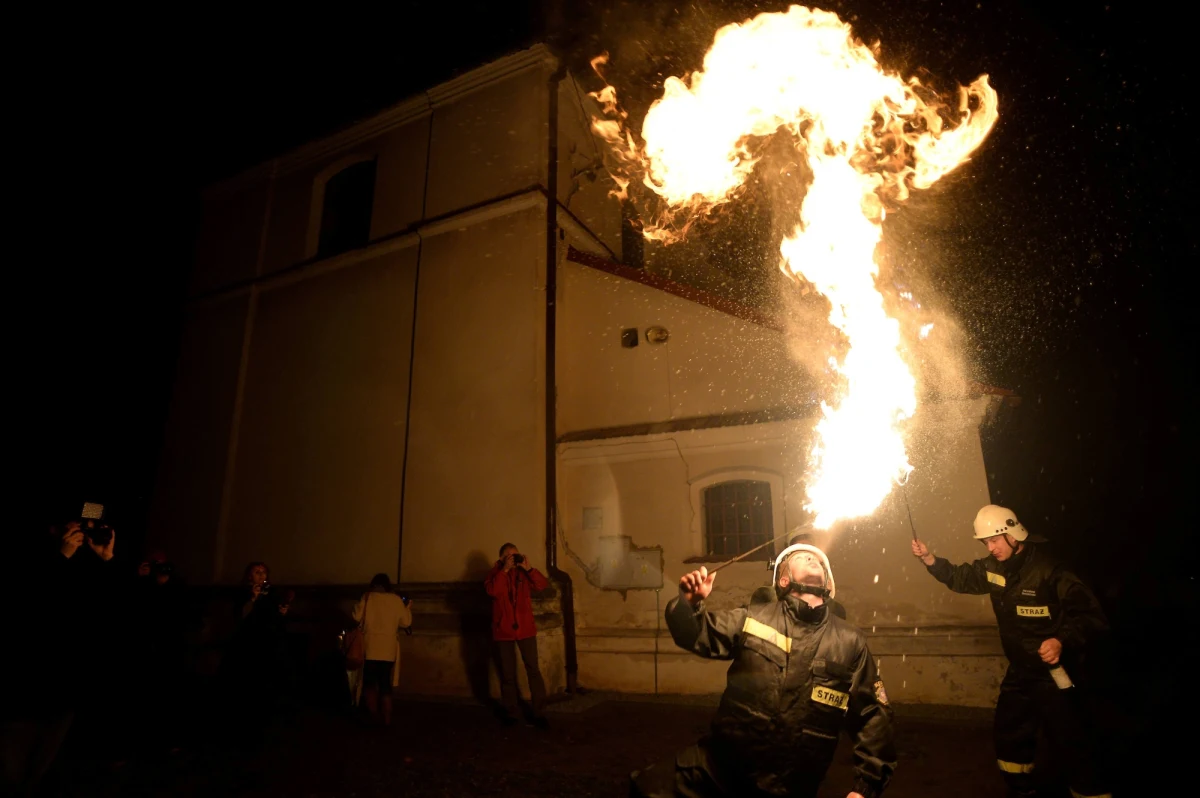 Bziukanie i tarabanienie to dwa wyjątkowe w skali kraju wielkanocne zwyczaje kultywowane przez pokolenia na ziemi świętokrzyskiej. W Koprzywnicy można podziwiać "bziukaczy", czyli strażaków, którzy wydmuchują ustami naftę na płonące pochodnie, natomiast w Iwaniskach miejscowi kawalerowie biją w wielki bęben, żeby obwieścić nowinę o Zmartwychwstaniu Chrystusa.