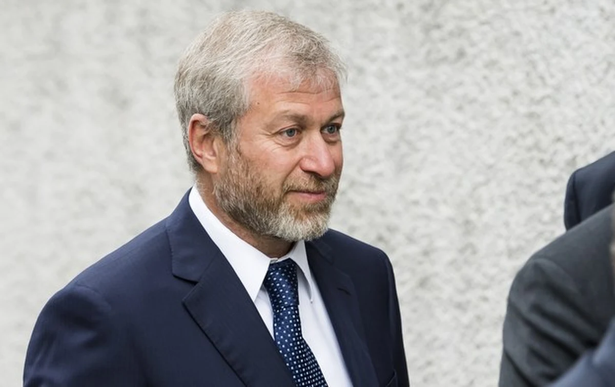 Rosyjski oligarcha Roman Abramowicz otrzymał kolejny cios w związku z inwazją Rosji na Ukrainę. Sąd na wyspie Jersey na kanale La Manche zamroził aktywa powiązane z miliarderem o wartości ponad 7 miliardów dolarów. To około połowy jego szacowanej fortuny - podaje Bloomberg.