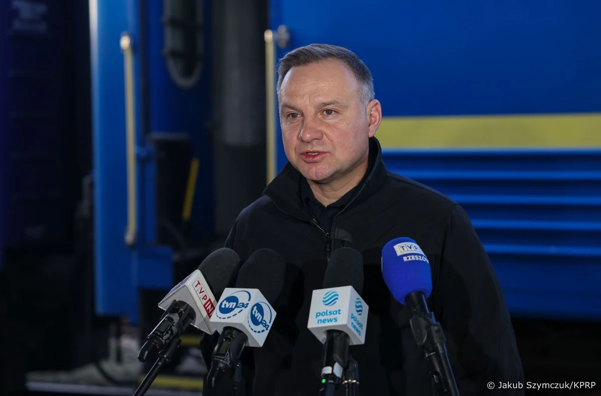 "To jedna z tych wizyt zagranicznych, którą zapamiętam do końca życia, zwłaszcza wrażenie, jakie zrobiła Borodianka - miasteczko pod Kijowem zniszczone przez rosyjskie samoloty i rakiety" - mówił w czwartkowy poranek w Przemyślu, tuż po powrocie z Ukrainy, prezydent Andrzej Duda. Na Ukrainie spotkał się z prezydentem Wołodymyrem Zełenskim i zobaczył ogrom tragedii w związku z inwazją Rosji.