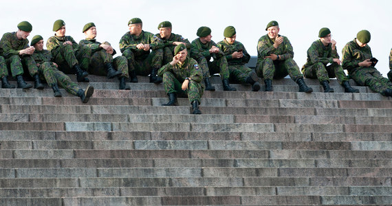 W ciągu kilku tygodni od wybuchu wojny na Ukrainie tysiące Finów zapisało się na szkolenia wojskowe i z pierwszej pomocy. Po raz pierwszy w historii Finlandii większość obywateli opowiada się za przystąpieniem do NATO - pisze portal USA Today.