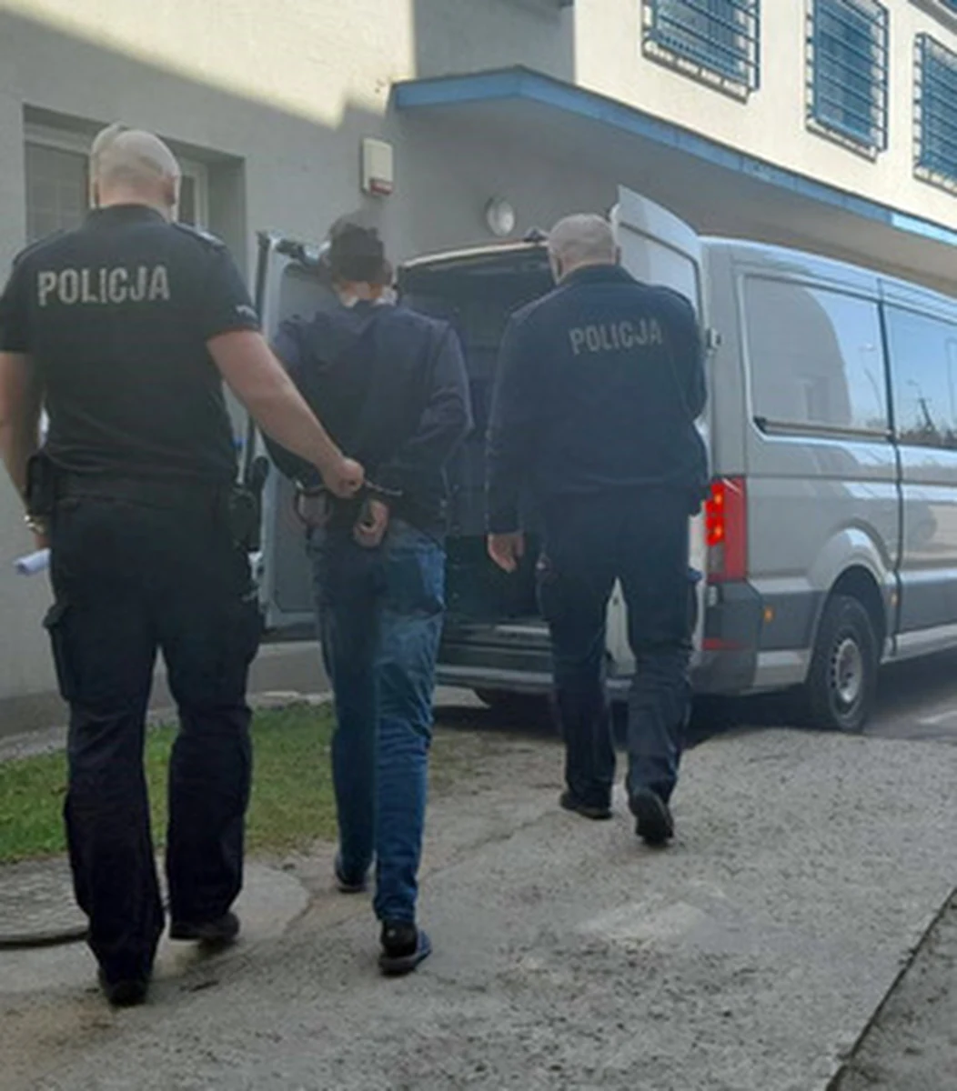 W Nowej Grabownicy, niewielkiej wsi na Mazowszu, policjanci na gorącym uczynku zatrzymali mężczyznę podpalającego drewnianą stodołę. Ogień w porę ugaszono.[WM1]  Pies tropiący doprowadził funkcjonariuszy do zapalniczki, którą podpalacz zgubił podczas próby ucieczki.

