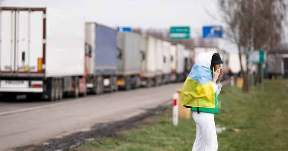 33 godziny czekają kierowcy ciężarówek na wyjazd z Polski na Białoruś przez przejście graniczne w Koroszczynie (Lubelskie). W kolejce stoi tysiąc pojazdów – poinformował w czwartek rzecznik Izby Administracji Skarbowej w Lublinie Michał Deruś.