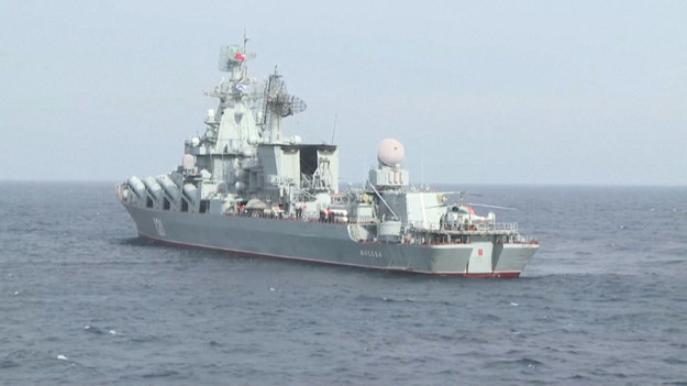 Rosjanie potwierdzili, że flagowy okręt Floty Czarnomorskiej - krążownik Moskwa - został poważnie uszkodzony, a jego załoga ewakuowana na skutek pożaru, który doprowadził do eksplozji amunicji na pokładzie. Wcześniej został trafiony rakietami Neptun wystrzelonymi przez siły ukraińskie.