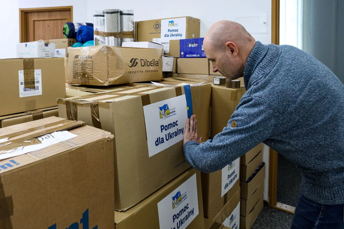 Kilkaset kartonów z żywnością, środkami czystości, artykułami medycznymi dla Odessy i Mikołajowa udało się zebrać na Zamku Książąt Pomorskich w Szczecinie. Po świętach ruszy transport do Ukrainy, ale nadal potrzebne są śpiwory, karimaty, odzież termiczna, latarki, baterie, powerbanki, apteczki. Zbiórka się na tym nie zakończy - zapewnia urząd marszałkowski, który organizuje wsparcie dla zaprzyjaźnionych regionów z Ukrainy.