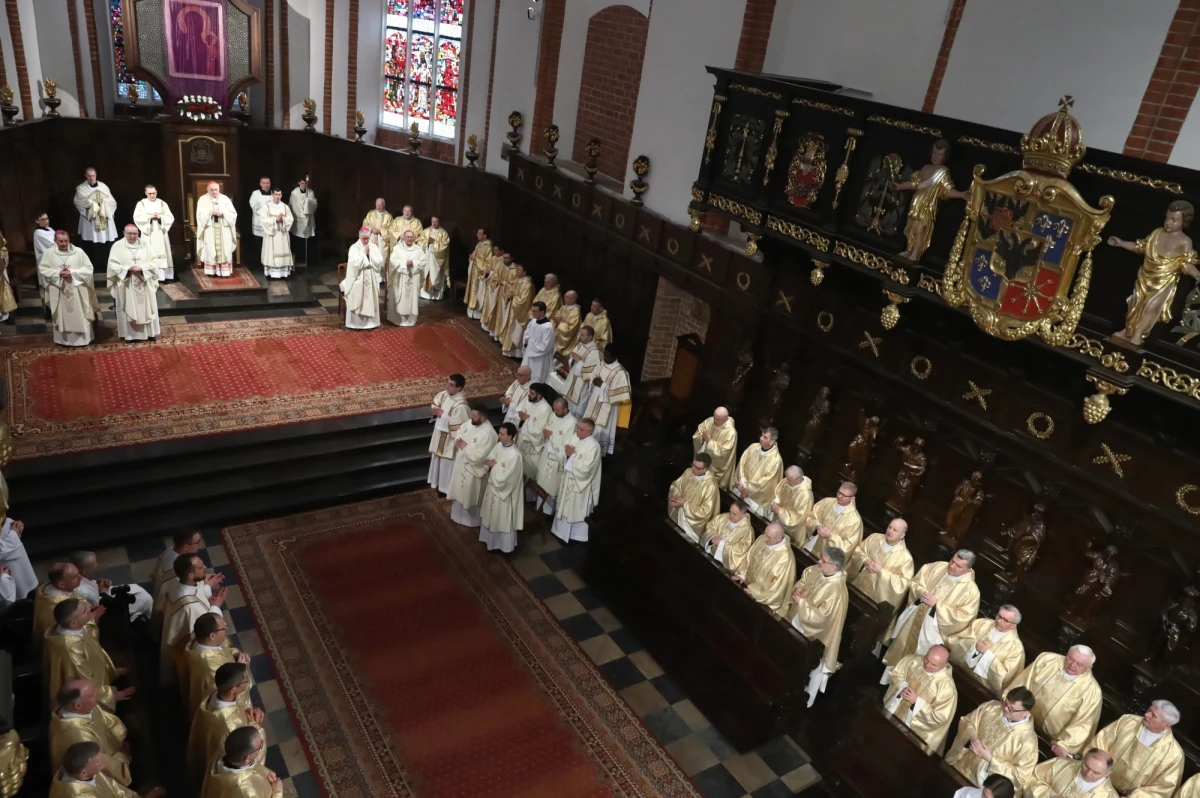 Święta wielkanocne to czas najważniejszych uroczystości dla katolików. W tym czasie obchodzą oni pamiątkę męki, śmierci i zmartwychwstania Jezusa. W które dni trzeba iść do kościoła?