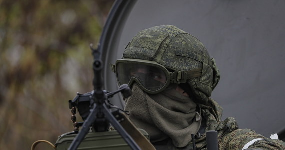Rosyjscy żołnierze, którzy odmawiają udziału w inwazji na Ukrainę, otrzymują "karne" adnotacje w książeczkach wojskowych. Wyprodukowano w tym celu specjalne pieczątki ze stwierdzeniem "skłonny do zdrady, kłamstwa i oszustwa" - poinformował rosyjski opozycyjny portal Meduza.