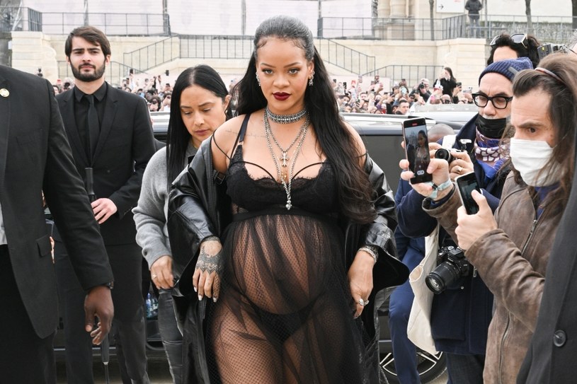 Od chwili, gdy ogłosiła, że spodziewa się dziecka, Rihanna jest jedną z najchętniej fotografowanych gwiazd. Bez skrępowania prowokuje stojących za obiektywem wyszukanymi stylizacjami, które w opinii niektórych nie przystają przyszłej matce. Piosenkarka jednak nic sobie z tego nie robi, czego dowodem może być jej ciążowa sesja w najnowszym numerze magazynu "Vogue". Zdjęcia, które zapewne przejdą do historii show-biznesu, zrobiła legendarna fotografka Annie Leibovitz.