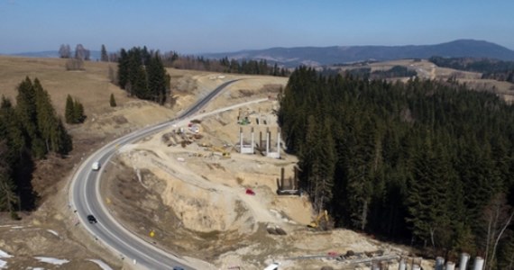 Od dzisiaj Generalna Dyrekcja Dróg Krajowych i Autostrad wprowadza objazd na zakopiance, na odcinku między Rdzawką a Nowym Targiem. Powód? Budowa odcinka nowej trasy i konieczność postawienia podpór wiaduktu. Objazd będzie obowiązywał aż do końca czerwca.

