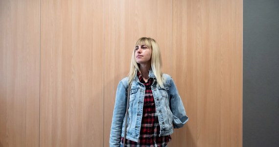 ​Pochodząca z Ukrainy Alona Romanenko w trakcie pracy w pralni w podpoznańskim Luboniu uległa wypadkowi. Magiel, przy którym pracowała, wciągnął jej rękę. Lekarze zdecydowali o amputacji. W czwartek poznański sąd okręgowy prawomocnie skazał pracodawcę kobiety.