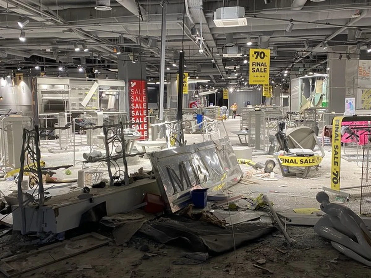 Strażacy w Kijowie cały czas przeszukują gruzy zbombardowanego centrum handlowego w północno-zachodniej części miasta. Ten ogromny kompleks handlowy jest całkowicie zniszczony. Eksplozja po zrzuceniu rosyjskiej bomby była tak silna, że w pobliskich nowo wybudowanych blokach z okien wyleciały niemal wszystkie szyby. 