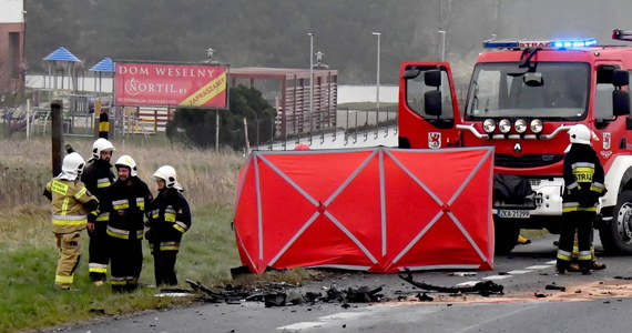 Jedna osoba zginęła, a jedna trafiła do szpitala w wyniku wypadku na drodze krajowej nr 3 w miejscowości Płocin na trasie Wolin-Świnoujście. Droga była zablokowana przez kilkadziesiąt minut.