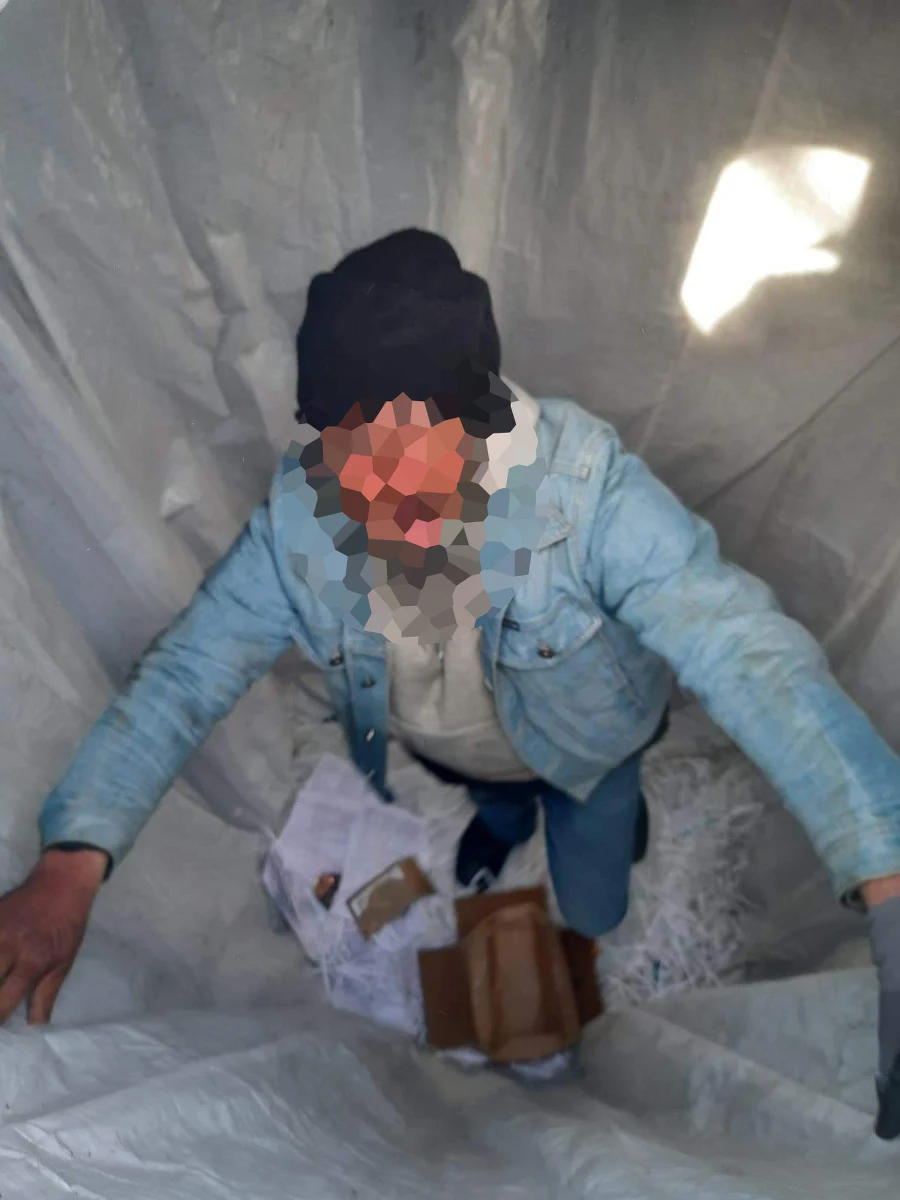 To była nietypowa akcja strażników miejskich z Kołobrzegu. Ruszyli na pomoc mężczyźnie, który utknął w pojemniku na papierowe odpadki. By go wyciągnąć, strażnicy musieli użyć drabiny.