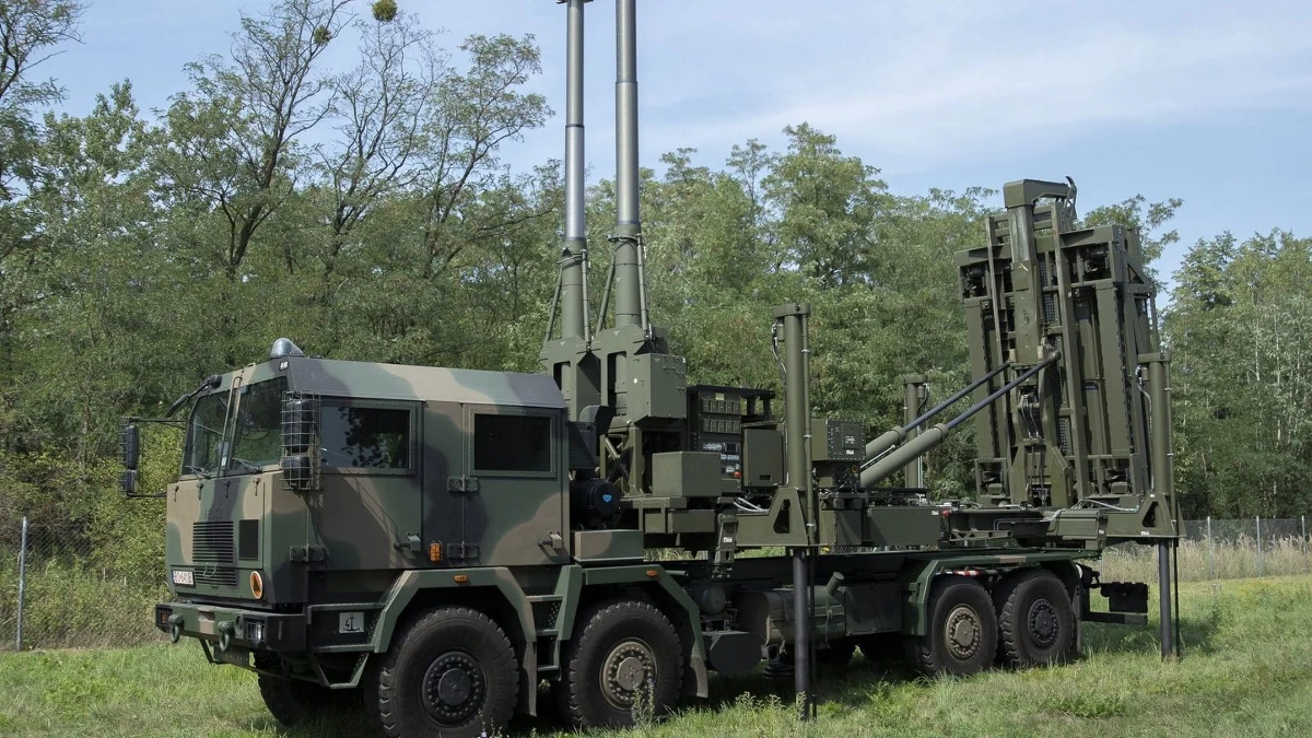 Minister obrony narodowej Mariusz Błaszczak podpisał umowę na dostawę elementów systemu obrony powietrznej krótkiego zasięgu Narew. We wrześniu pierwsza jednostka ogniowa trafi na wyposażenie Wojska Polskiego - mówił minister.