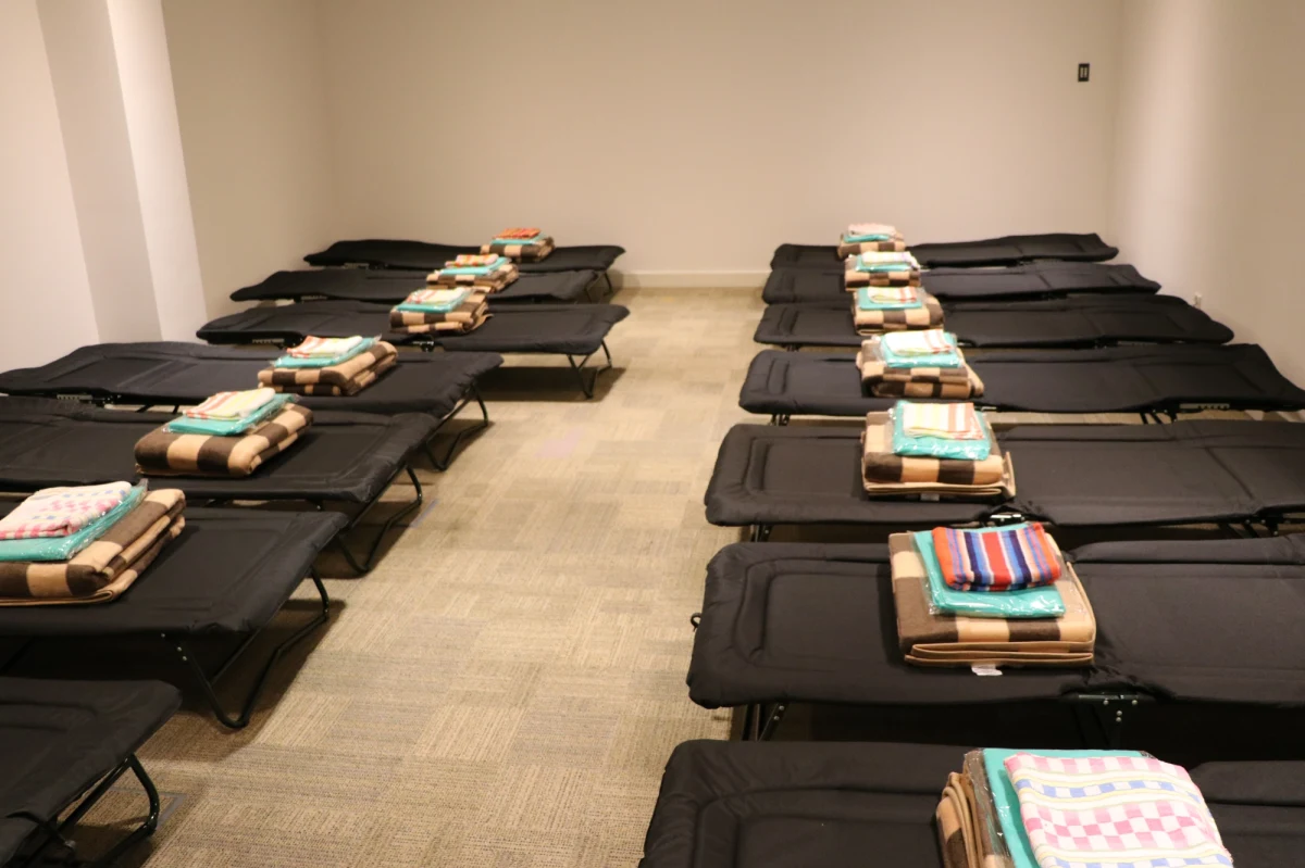 Ponad 500 łóżek polowych dla ukraińskich uchodźców rozdysponuje wśród wielkopolskich samorządów urząd marszałkowski. Sprzęt podarowała organizacja Build Europe, zrzeszająca federacje deweloperów i firm budowlanych.