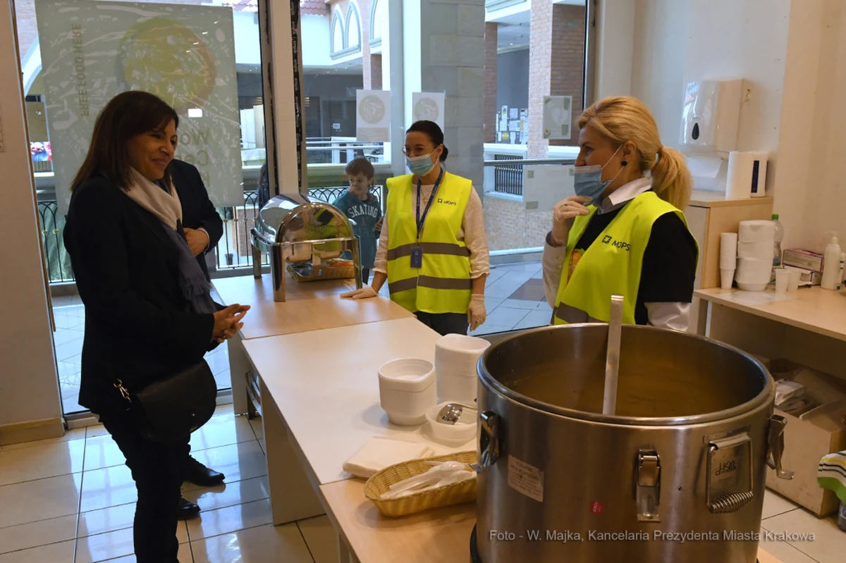 Mer Paryża Anne Hidalgo odwiedziła w Krakowie ośrodki dla uchodźców. Spotkała się też z prezydentem miasta, któremu dziękował za pomoc okazaną obywatelom Ukrainy. Spotkanie z osobami przebywającymi w dawnym centrum handlowym Plaza zakończył wspólny posiłek serwowany przez World Central Kitchen.

