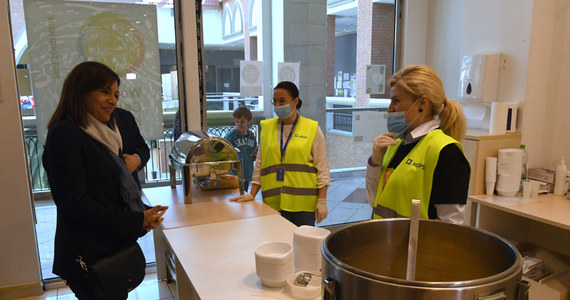Mer Paryża Anne Hidalgo odwiedziła w Krakowie ośrodki dla uchodźców. Spotkała się też z prezydentem miasta, któremu dziękował za pomoc okazaną obywatelom Ukrainy. Spotkanie z osobami przebywającymi w dawnym centrum handlowym Plaza zakończył wspólny posiłek serwowany przez World Central Kitchen.

