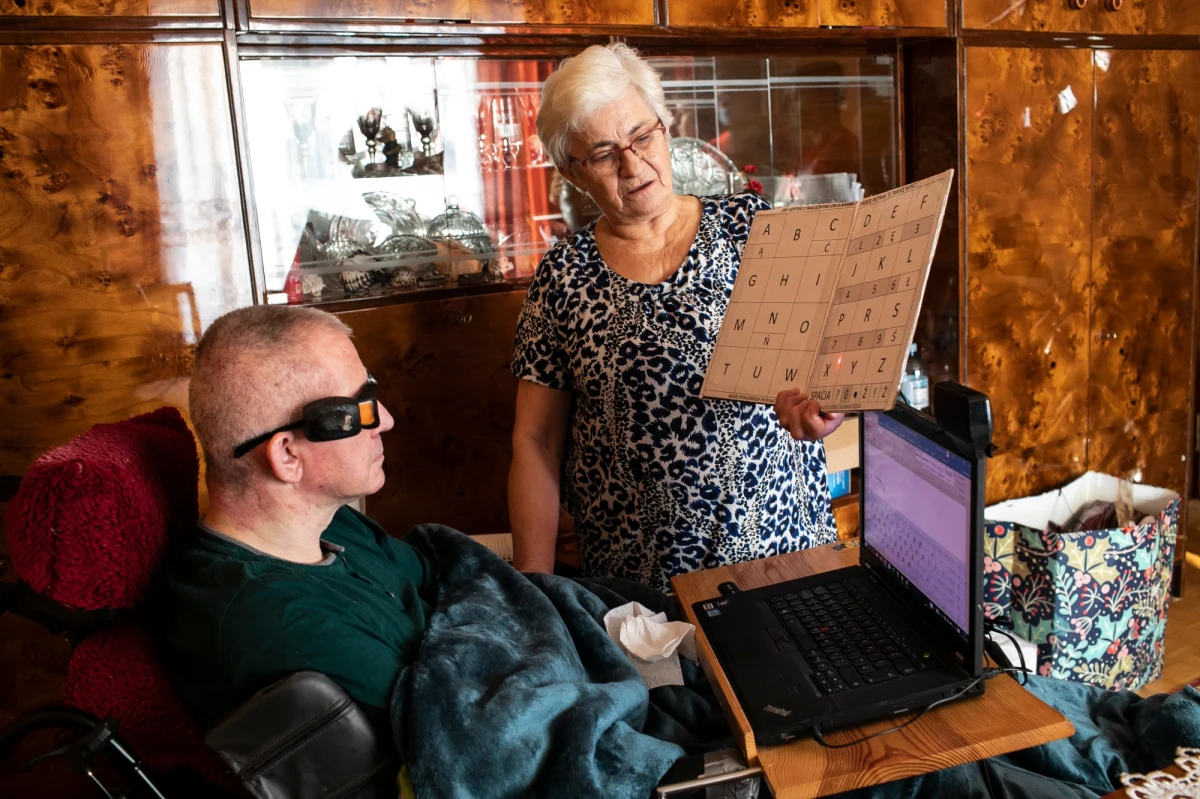 Pan Mariusz kilka lat temu nagle przestał mówić i chodzić. W mgnieniu oka jego życie zostało zawieszone na włosku. Na szczęście szybko trafił do szpitala i dlatego przeżył. Okazało się, że to udar mózgu. Od tej chwili wszystko zmieniło się o 180 stopni. Stracił: zdrowie, kontrolę nad ciałem, głośny śmiech. Dostał: nadzieję, wdzięczność i jedno marzenie. 