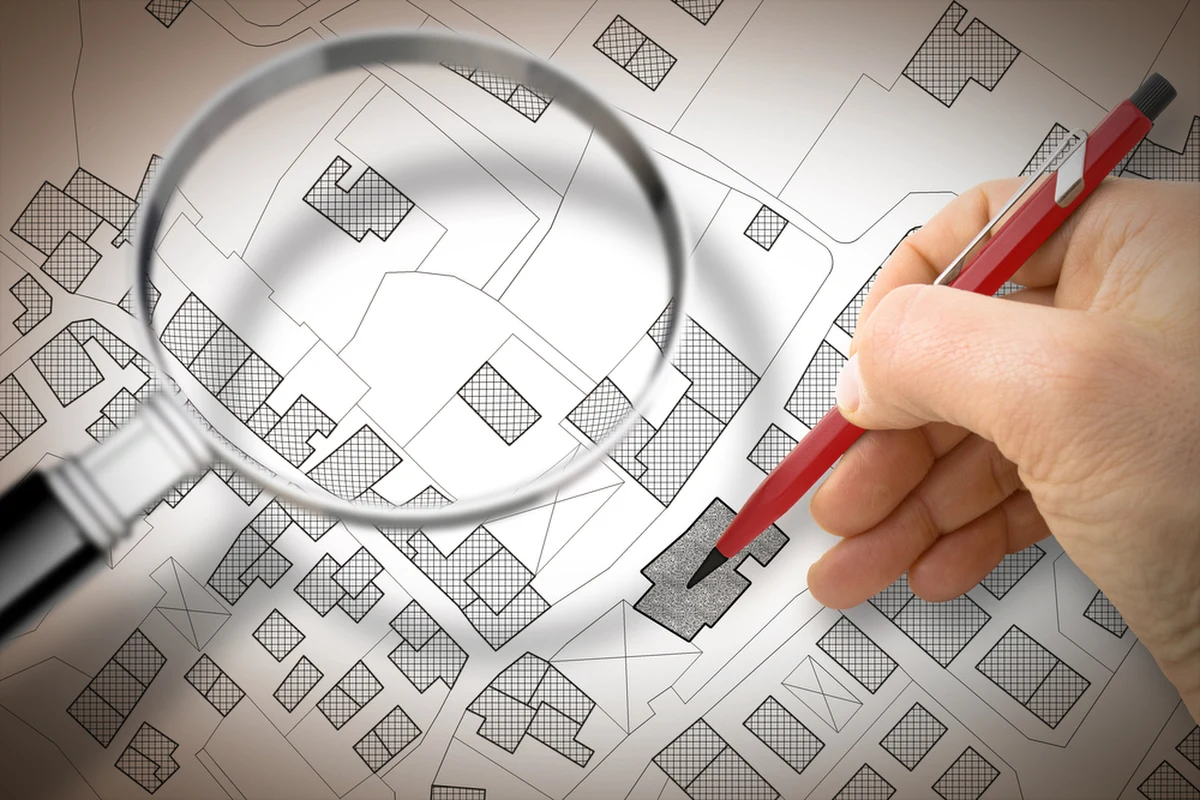 Rząd ruszył z pracami nad nowymi przepisami dotyczącymi wpisów do ksiąg wieczystych. Pierwsze zmiany mogą wejść w życie od lipca. Ma być szybciej i być może taniej. Opłata pomostowa będzie zwracana kredytobiorcom, a wpisy do ksiąg wieczystych będą dokonywane także przez notariuszy. Obecnie na wpis do księgi w wielu miejscach trzeba czekać miesiącami, a w tym czasie kredytobiorcy płacą wyższe raty. 