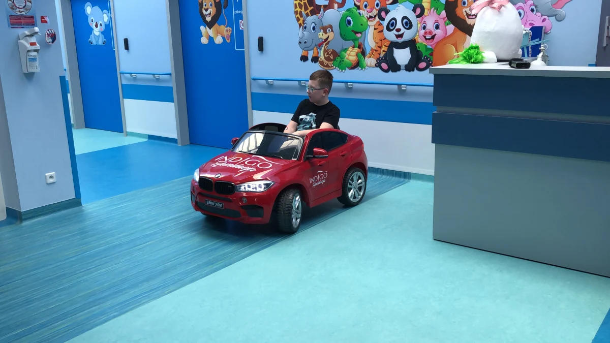 Luksusowe, małe samochody będą wozić dzieci na zmianę opatrunków w szpitalu Instytutu Centrum Zdrowia Matki Polki w Łodzi. Wszystko po to, aby uwagę małych pacjentów kliniki ortopedii odciągnąć od bolesnych przeżyć, związanych z opatrywaniem rany.