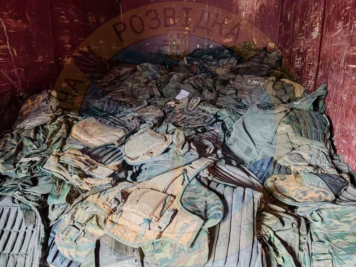 Rosyjscy żołnierze dostają nienadające się do użytkowania, stare wyposażenie – poinformował ukraiński wywiad. Wywiad Estonii twierdzi natomiast, że na terytorium Rosji prowadzona jest intensywna kampania popularyzowania kontraktowej służby wojskowej, ale chętnych do udziału w działaniach bojowych na Ukrainie jest niewielu.