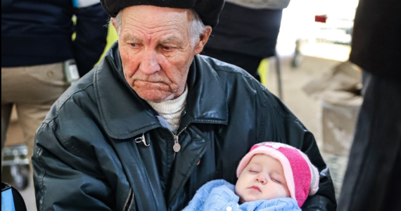 Historię 84-letniego Wałentyna Mykołajowycza, który z ostrzeliwanej wsi pod Zaporożem wywiózł samochodem syna, synową, trójkę wnuków i psa, opisują ukraińskie media. Była to najdłuższa trasa, jaką kiedykolwiek pokonał jako kierowca – pisze na swojej stronie UNICEF Ukraina.