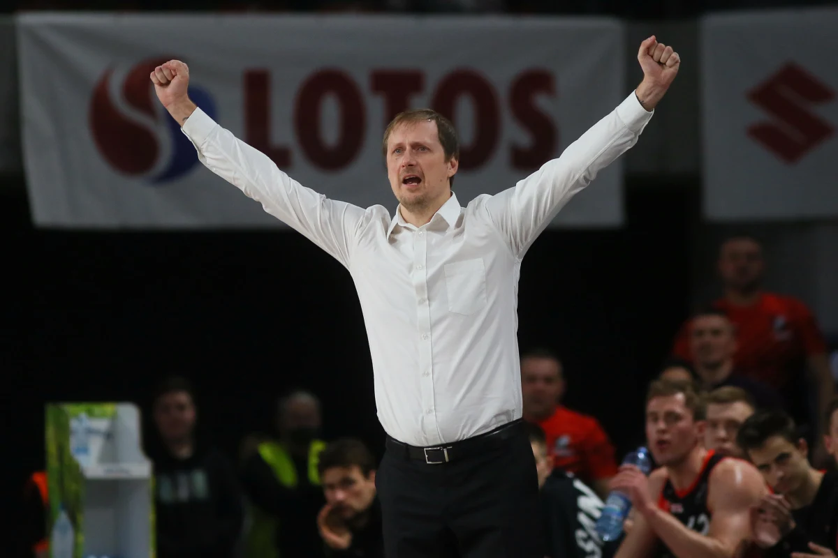 Manstas Cesnauskis zostały wybrany najlepszym trenerem sezonu zasadniczego koszykarskiej Energa Basket Ligi. Wygrana nie może dziwić, bo zespół prowadzony przez Cesnauskisa, Grupa Sierleccy Czarni Słupsk, który jest beniaminkiem, wygrał sezon zasadniczy. Litwin w głosowaniu trenerów zdobył aż 61 punktów. Drugi w zestawieniu – Igor Milicić – trener Arged BM Slam Stali Ostrów Wlkp. uzyskał 29 pkt. „Dla mnie jako dla trenera, który przeszedł z 1 Ligi takie wyróżnienie, to coś niesamowitego. Tym bardziej, że głosowali sami trenerzy czyli specjaliści.” – zaznacza Mantas Cesnauskis, z którym o zakończonym sezonie zasadniczym, nadchodzących meczach w pley-offach, a także świętach wielkanocnych z koszykówką rozmawiał Wojciech Marczyk z redakcji sportowej RMF FM. 