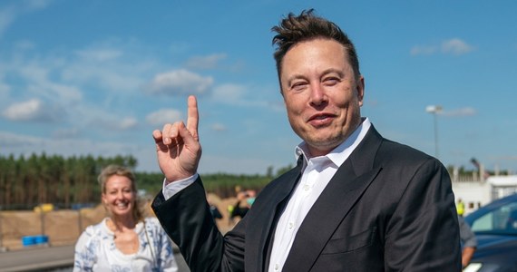 Prezes Tesli Elon Musk zaoferuje przejęcie portalu społecznościowego Twitter za 54,20 dol. za akcję, czyli za ok. 43 mld dol. - poinformował Reuters powołując się na list, który Musk wysłał do prezesa Twittera Breta Taylora. Musk dodał, że chce wycofać Twittera z giełdy.