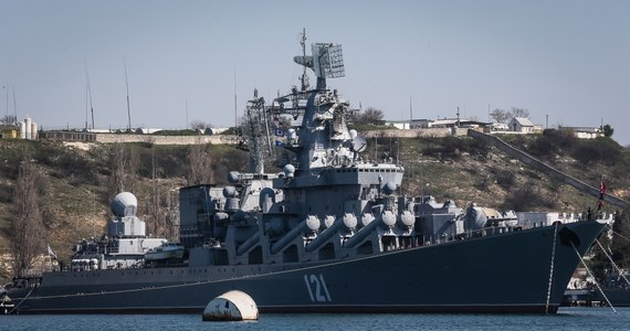 Na uszkodzonym rosyjskim krążowniku rakietowym Moskwa mogą znajdować się głowice nuklearne – poinformował portal wojskowy Defence Express, powołując się na konstruktorów i oficerów marynarki. Strona ukraińska twierdzi, że okręt został trafiony przez ukraińskie rakiety. Pentagon twierdzi natomiast, że krążownik był w zasięgu ukraińskich rakiet Neptun, ale nie może potwierdzić, że to one były przyczyną jego uszkodzenia.