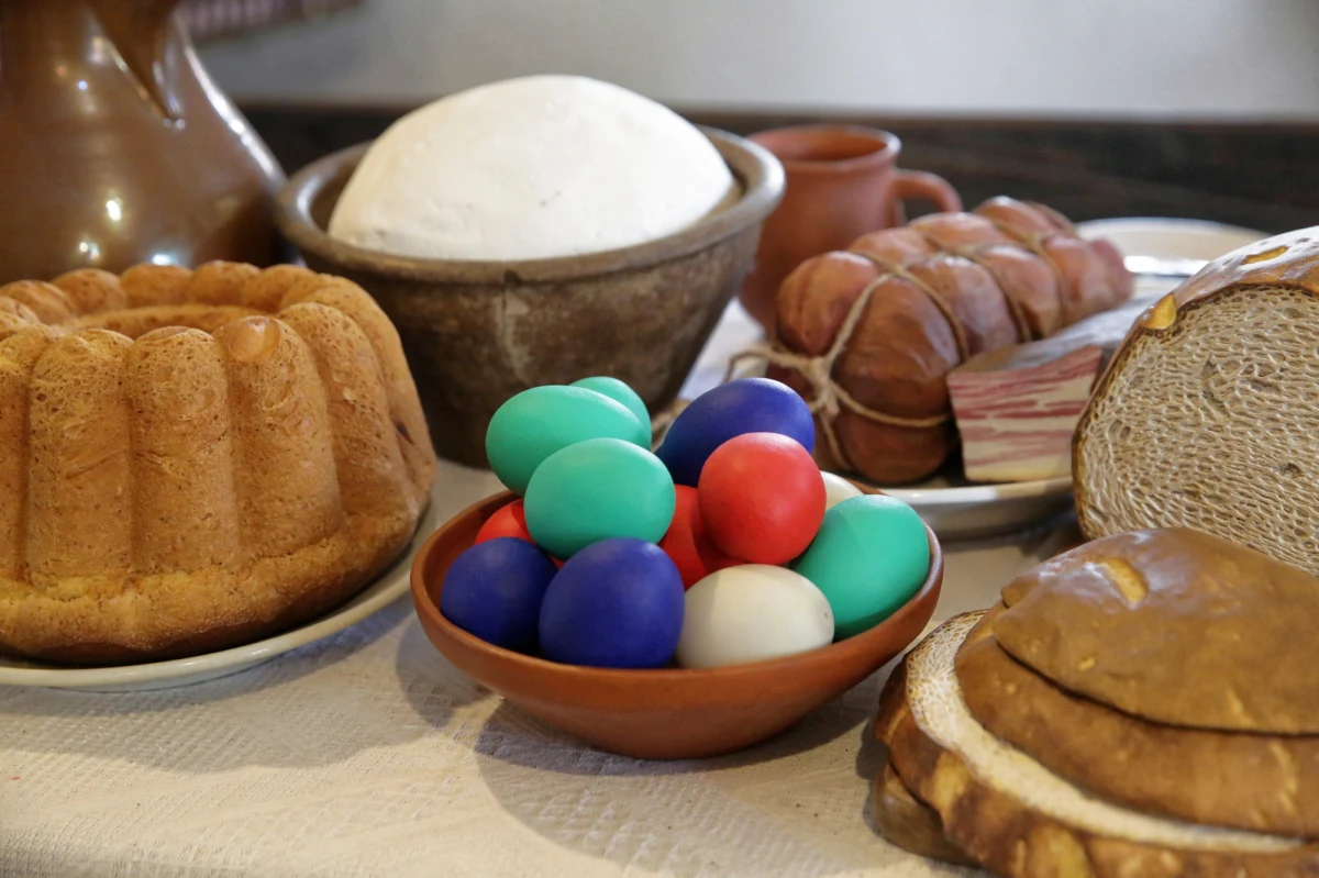 Najpopularniejszą potrawą świąteczną według badań przeprowadzonych przez RMF FM jest żurek. Ale wskazujecie również inne potrawy, które nierozłącznie kojarzą się z Wielkanocą. Co ciekawe, niekoniecznie jest to czas prezentów, choć także w te dni składamy sobie życzenia. A jaki będzie w tym roku temat rozmów przy świątecznym stole?