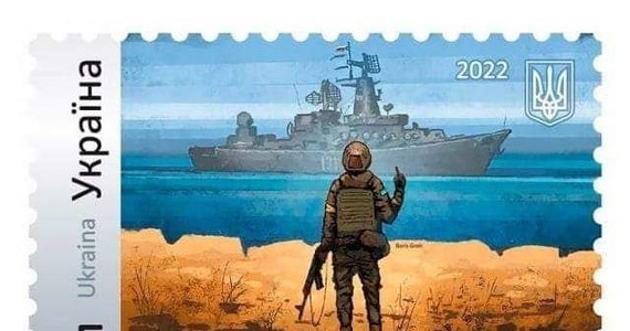 Zdanie, które przeszło już do klasyki: „Rosyjski okręcie, pier… się”, zostało uhonorowane… znaczkiem pocztowym. Widać na nim na pierwszym planie ukraińskiego żołnierza z podniesionym środkowym palcem, w tle jest rosyjski krążownik Moskwa – ten sam, który dziś miał zostać uszkodzony ukraińską rakietą Neptun, a pod koniec lutego brał udział w ataku na Wyspę Węży.
