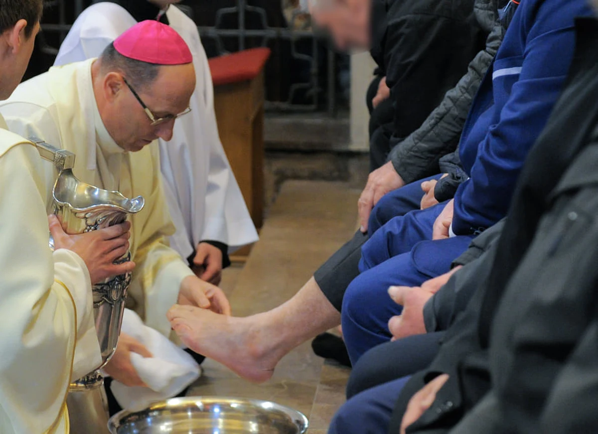 "W tych obmywanych przed naszym ołtarzem stopach pragnę też dostrzec zmęczone stopy matek i dzieci uciekających przed przemocą i śmiercią" – mówił w trakcie mszy Wieczerzy Pańskiej w katedrze w Gnieźnie Prymas Polski abp Wojciech Polak, nawiązując do rosyjskiej inwazji na Ukrainę. "Widzę też stopy bohaterskich obrońców, którzy nie załamują się pod naporem rosyjskiego okupanta. Są to też stopy tych wszystkich, którzy pragną położyć kres barbarzyństwu i dokonywanemu ludobójstwu" – podkreślił.