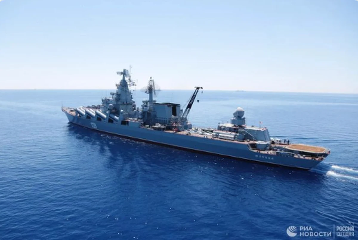 Krążownik Moskwa zatonął podczas holowania w warunkach sztormu – poinformowało w czwartek wieczorem rosyjskie ministerstwo obrony. Wcześniej armia ukraińska podała, że okręt został trafiony dwiema rakietami Neptun. Moskwa nie potwierdziła tej informacji, twierdząc, że „doszło do pożaru”.