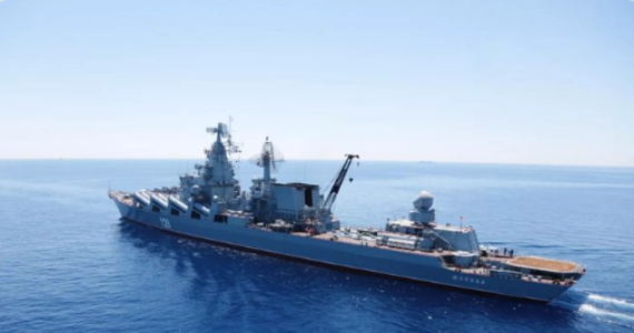 Krążownik Moskwa zatonął podczas holowania w warunkach sztormu – poinformowało w czwartek wieczorem rosyjskie ministerstwo obrony. Wcześniej armia ukraińska podała, że okręt został trafiony dwiema rakietami Neptun. Moskwa nie potwierdziła tej informacji, twierdząc, że „doszło do pożaru”.