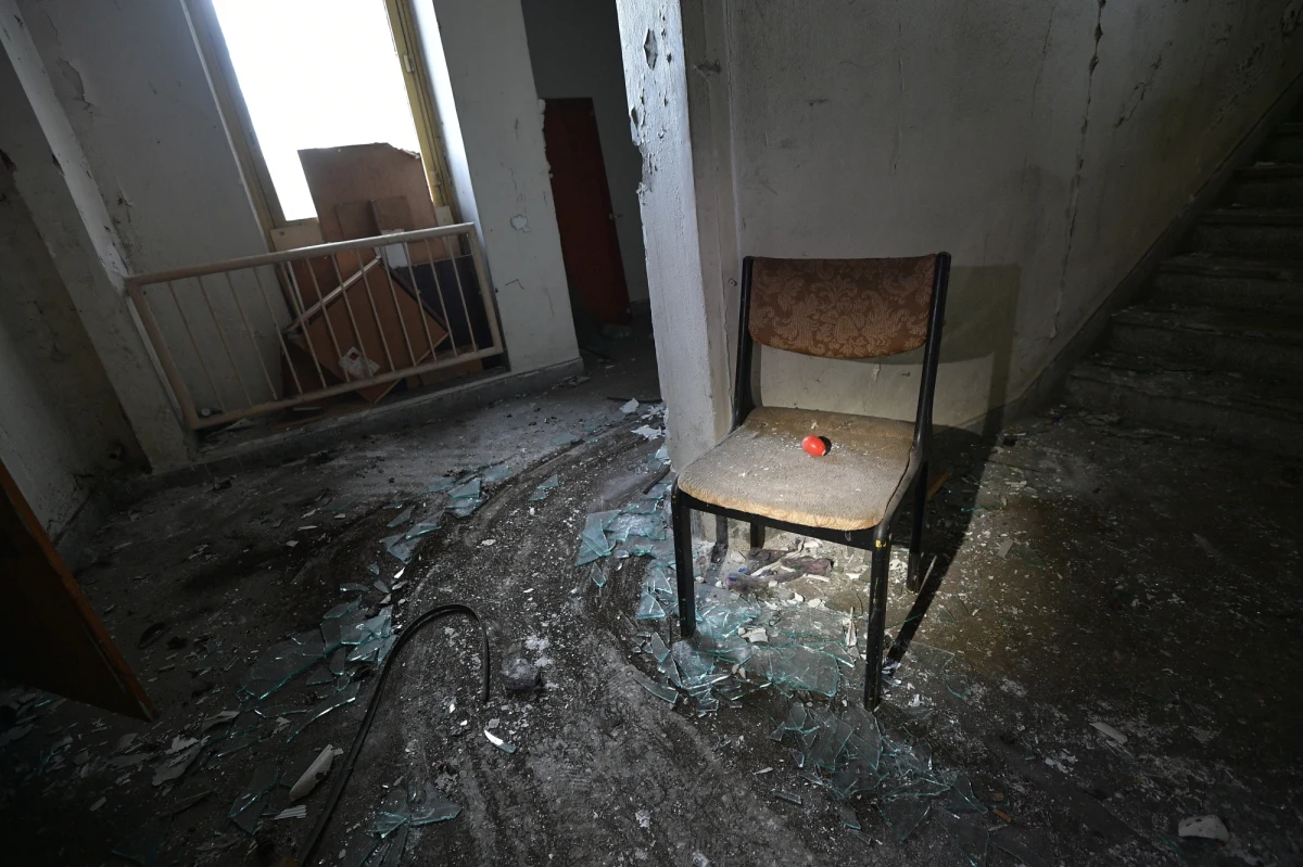 W "szpiegowie" mieszkali w czasach PRL pracownicy radzieckiej ambasady. Wiele lat temu budynek opustoszał i popadł w kompletną ruinę, ale Rosja wciąż rości sobie prawa do tej nieruchomości. Twierdzi, że to "obiekt wykorzystywany na cele dyplomatyczne". Warszawa, która odzyskała tę nieruchomość, odpowiada: to pustostan.