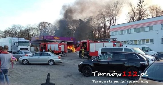 1,5 promila alkoholu we krwi miał kierowca bmw, który wczoraj wieczorem uderzył w dystrybutory na stacji paliw przy ulicy Braci Saków w Tarnowie. Paliwo się zapaliło, wybuchł pożar. Na szczęście nikomu nic się nie stało.