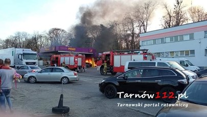 Pożar na stacji paliw w Tarnowie. Pijany kierowca wjechał w dystrybutory [FILM]