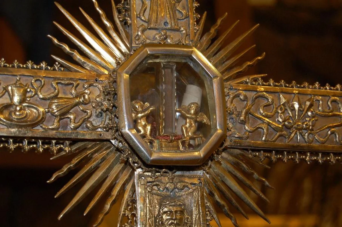 Klasztor w Pakości niedaleko Inowrocławia w województwie kujawsko-pomorskim od 1671 przechowuje w swoim skarbcu - w kościele św. Bonawentury - relikwie Drzewa Krzyża Świętego. Można je zobaczyć podczas uroczystości. Między innymi w czasie Wielkanocy. Relikwie zdeponowane na co dzień w skarbcu zostaną odsłonięte dziś podczas liturgii Męki Pańskiej. 