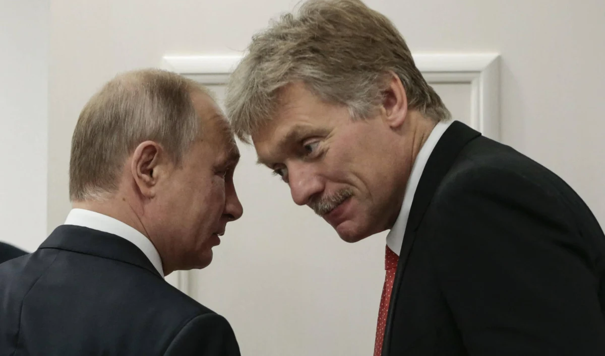 Konflikt na Kremlu. "Psy wojny", czyli zwolennicy toczenia konfliktu z Ukrainą (m.in. czeczeński lider Ramzan Kadyrow) ostro krytykują rzecznika Kremla Dmitrija Pieskowa, za nie dość "patriotyczne" wypowiedzi w mediach - podaje portal Meduza. Władimir Putin może być jednak z tego zadowolony, gdyż wcześniej narzekał na brak jakiejkolwiek dyskusji w rosyjskim dyskursie na temat inwazji.