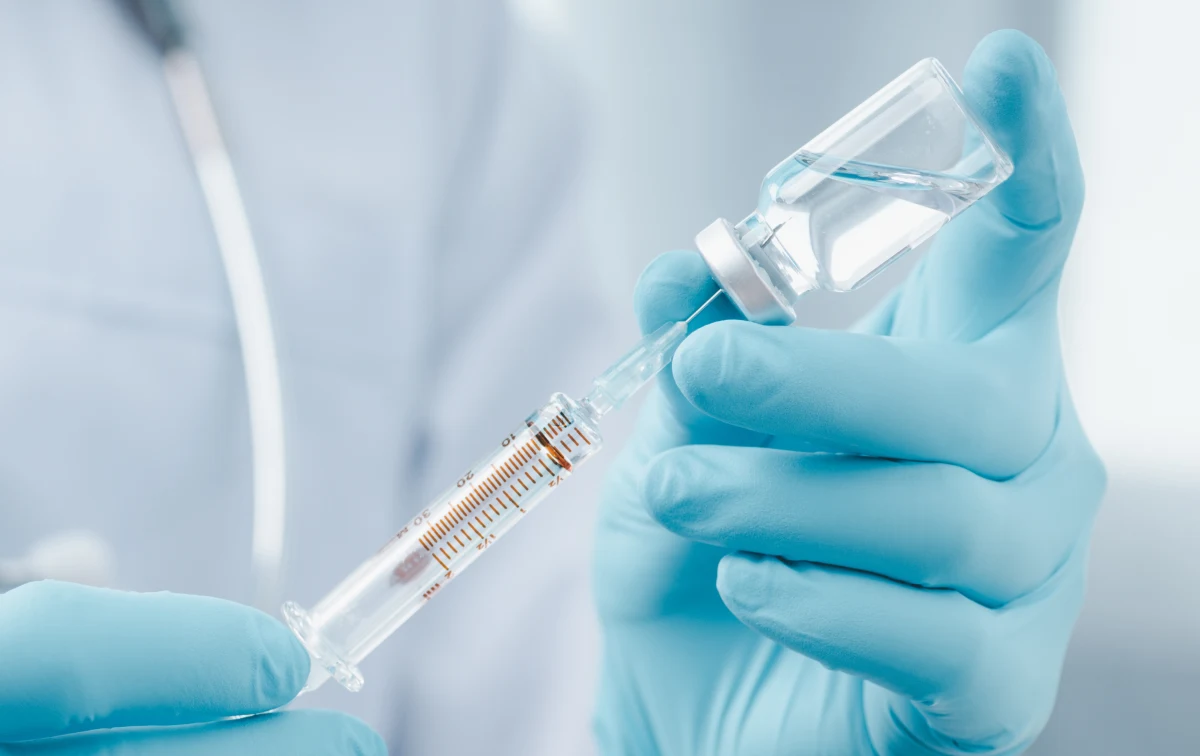 Od 20 kwietnia osoby, które ukończyły 80 lat, będą mogły przyjąć drugą dawkę przypominającą szczepionki przeciw Covid-19 - zdecydowało Ministerstwo Zdrowia. Resort przekazał PAP, że w nocy z 19 na 20 kwietnia ruszy rejestracja. 