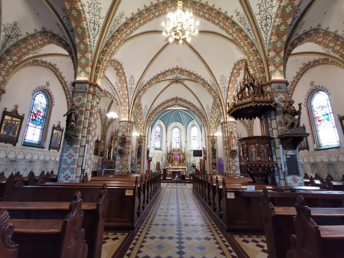 W Wielki Piątek przybliżamy historię relikwii Świętego Krzyża, które w 2002 roku do Klebarka Wielkiego koło Olsztyna przekazał Jan Paweł II. Dwie drzazgi znajdują się w pozłacanym krzyżu.