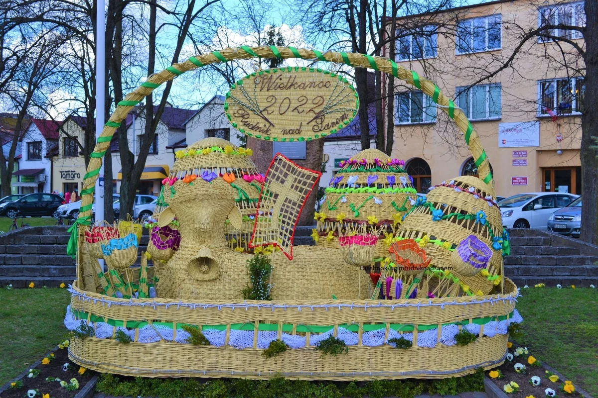Przed urzędem gminy Rudnik nad Sanem pojawił się ogromnych rozmiarów wiklinowy kosz wielkanocny. To już lokalna tradycja. Przygotowując gigantyczną „święconkę” władze gminy i mieszkańcy podkreślają tradycje wikliniarskie regionu.