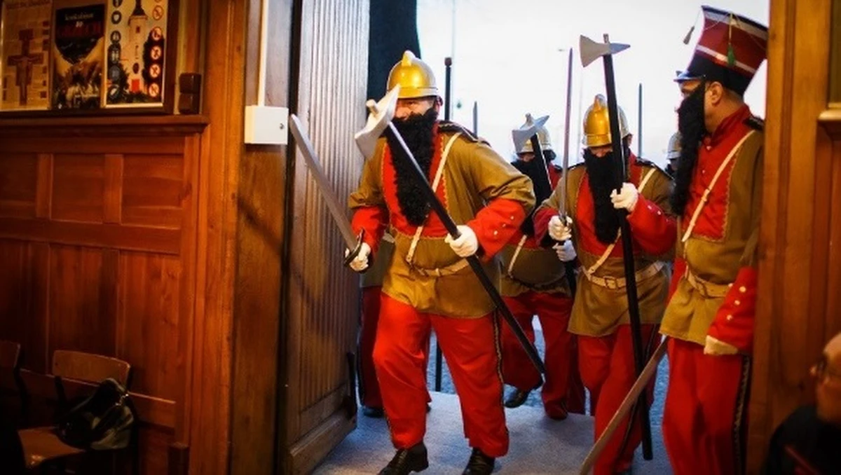 W czasie Świąt Wielkanocnych w części miejscowości w Polsce pojawiają się przy Grobach Pańskich żołnierze przebrani w stroje naśladujące orientalne umundurowanie, upodabniający się fizycznie do ciemnolicych i brodatych Turków. Na Mazowszu można ich spotkać między innymi w miejscowości Góra w powiecie płockim, w gminie Staroźreby. Do turków upodabniają się tam strażacy miejscowej Ochotniczej Straży Pożarnej.