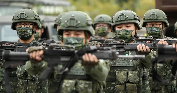​Chińskie wojsko przeprowadzi ćwiczenia w pobliżu Tajwanu w odpowiedzi na "błędne sygnały", jakie Stany Zjednoczone wysyłają do tego kraju - przekazała chińska telewizja. Delegacja członków Kongresu Stanów Zjednoczonych przyleciała wczoraj do Tajpej.