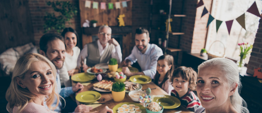 Wielkanoc – jak i każde inne święta - kojarzą się z czasem radości, spędzonym wspólnie z rodziną na rozmowach przy syto zastawionym stole. Lekarze rodzinni z Porozumienia Zielonogórskiego, radzą jak i co jeść, by z tych świątecznych dni pozostały tylko dobre wspomnienia. 