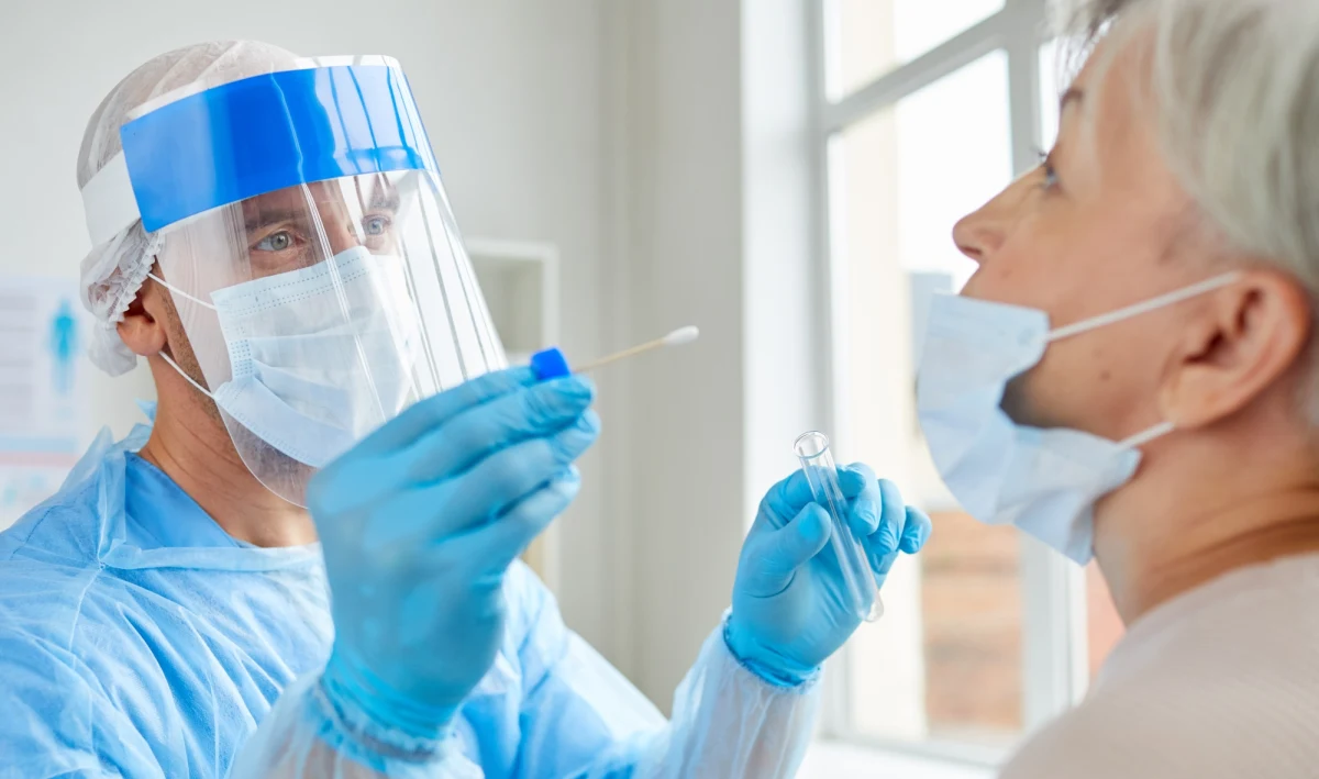 W związku ze spadającą liczbą zakażeń i słabnącym zainteresowanie opinii publicznej prezentacją bieżących danych covidowych, począwszy od jutra Ministerstwo Zdrowia modyfikuje system raportowania. Dane będą teraz podawane w odstępach tygodniowych, w każdą środę. 