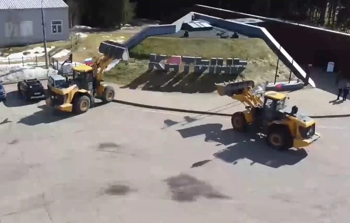 Rosjanie podjechali ciężkim sprzętem pod Polski Cmentarz Wojenny w Katyniu i grożą jego zniszczeniem - alarmował dziś niezależny białoruski dziennikarz Tadeusz Giczan. Publikuje też film mający potwierdzać jego informacje. Na filmie widać, jak pod nekropolię podjechało kilkadziesiąt ciężarówek i pojazdów budowlanych z flagami Rosji i literami Z. Lektor, komentujący tę demonstrację, mówi: "Opamiętajcie się zwykli Polacy".